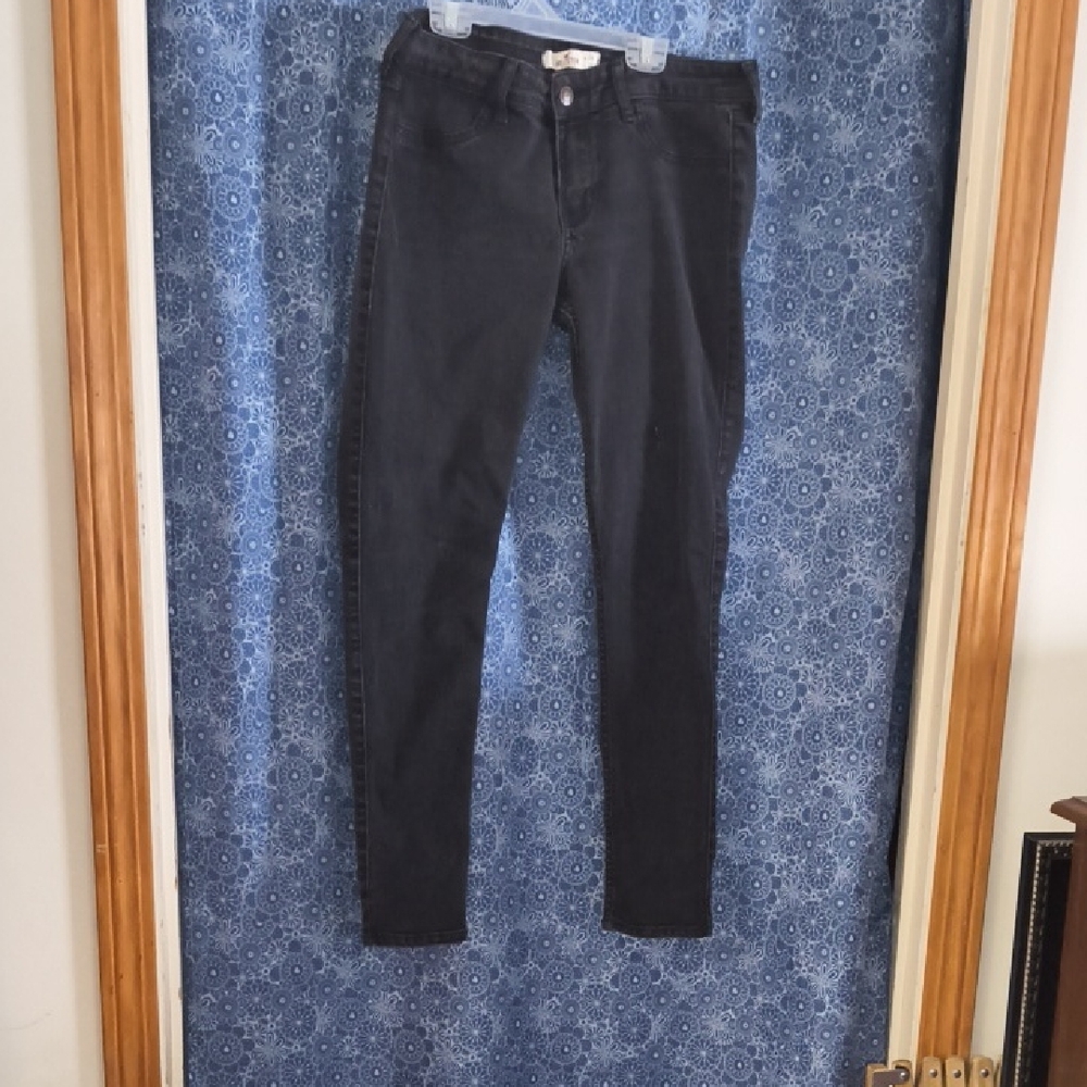Hollister Dark Wash Denim Jeans (Has A Very Small White Spot Shown In Picture 2)